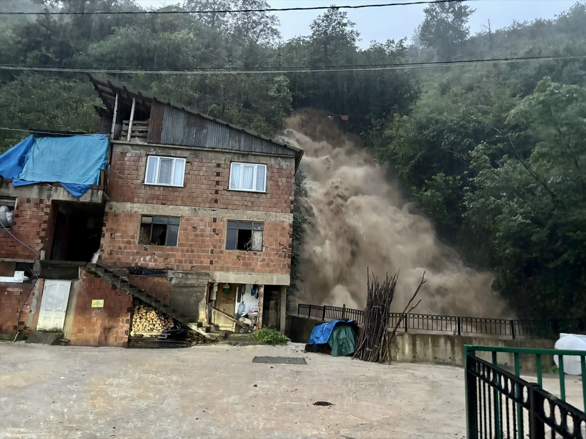 Giresun'da sağanak etkili oldu: Toprak kaymaları yaşandı