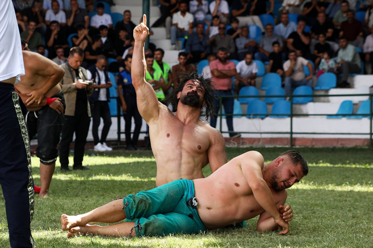 Feyzullah Aktürk: Zengibar Güreşleri'nde başpehlivan oldu