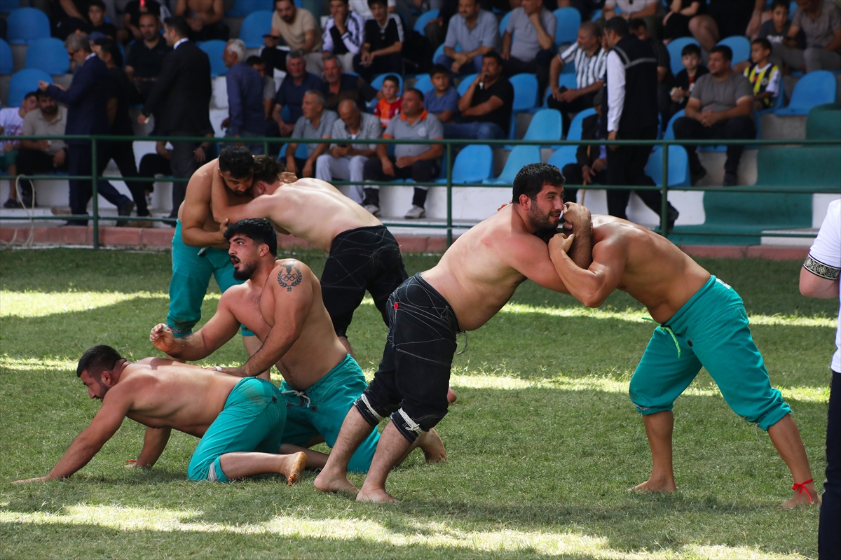 Feyzullah Aktürk: Zengibar Güreşleri'nde başpehlivan oldu