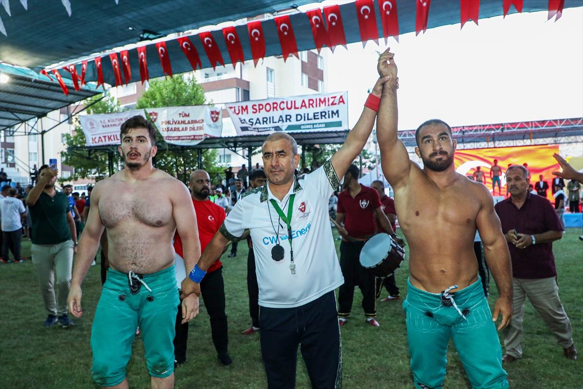 Feyzullah Aktürk: Zengibar Güreşleri'nde başpehlivan oldu