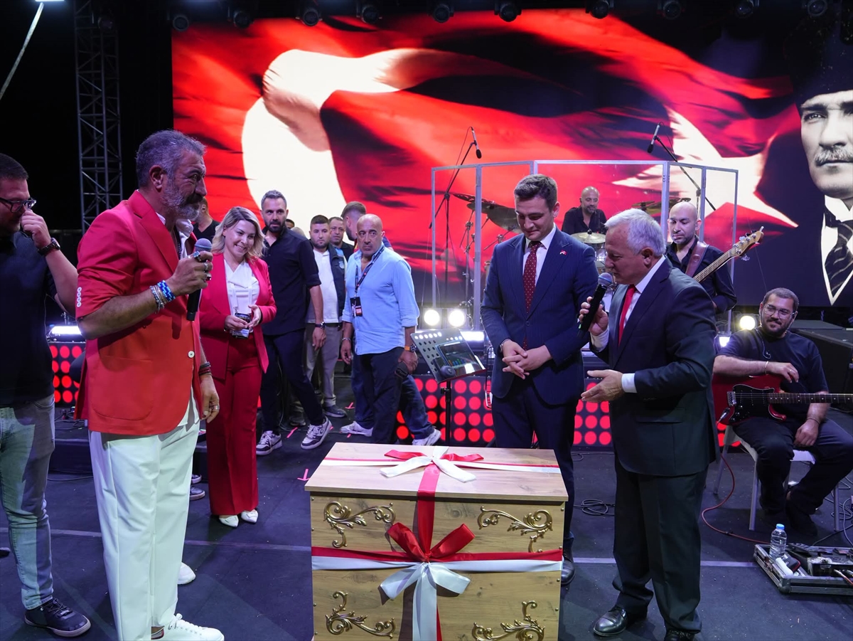 Hakan Altun'a İpsala'da çeyiz sandığı hediye edildi