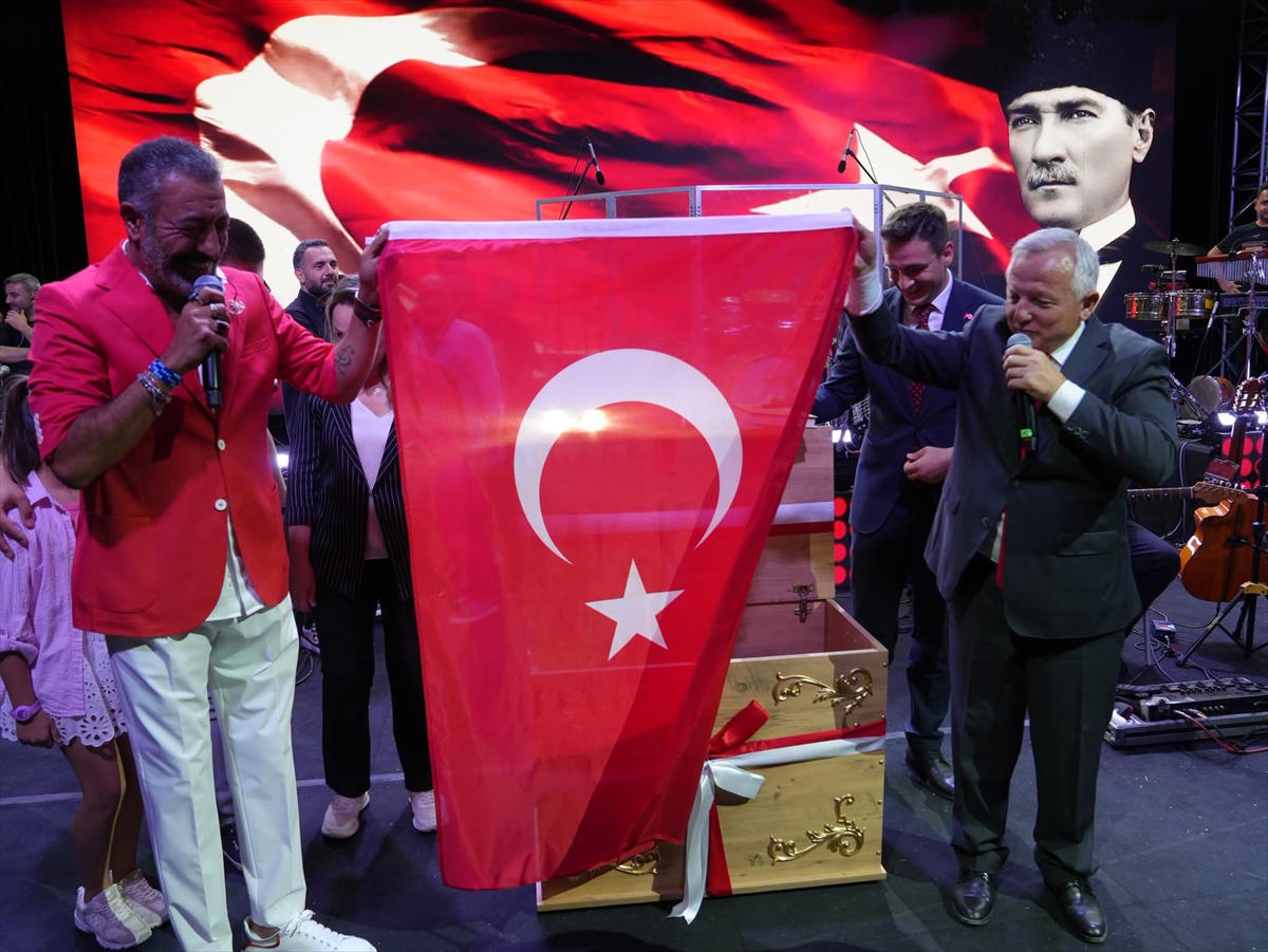 Hakan Altun'a İpsala'da çeyiz sandığı hediye edildi