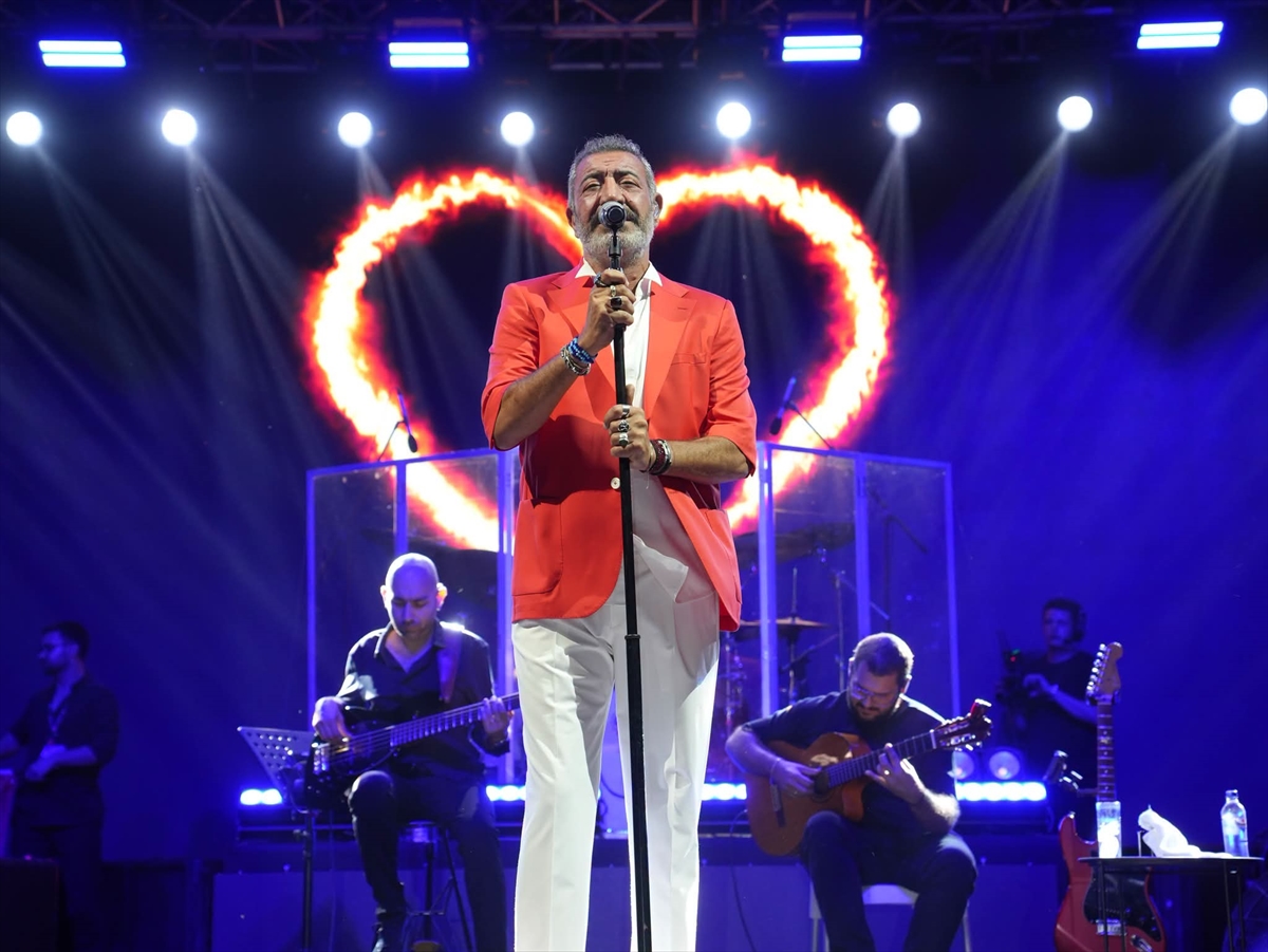 Hakan Altun'a İpsala'da çeyiz sandığı hediye edildi