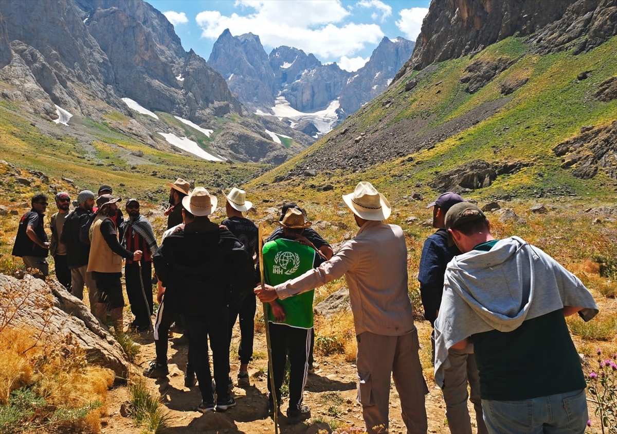 Genç İHH: Hakkari'de 60 gençle Cennet Cehennem Vadisi'nde kamp