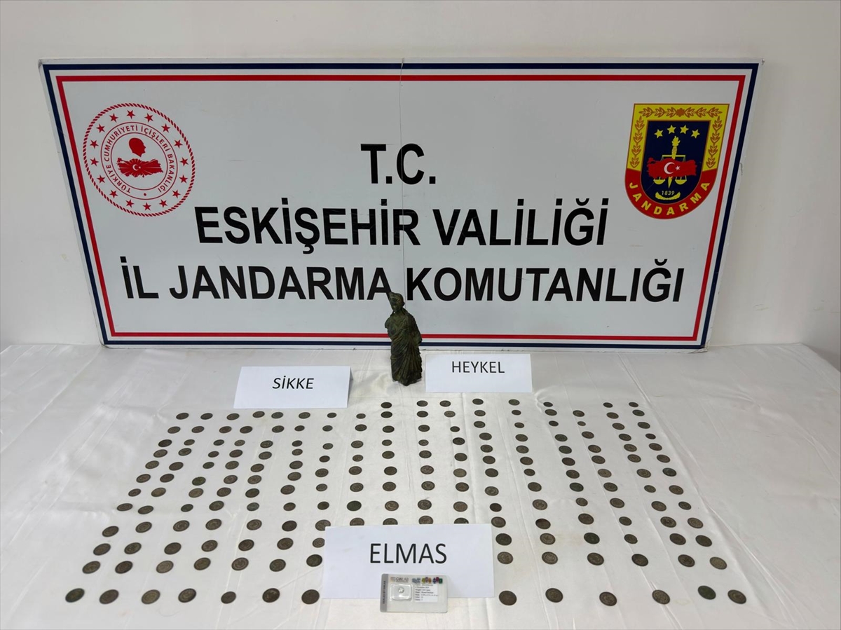Eskişehir'de tarihi eser operasyonu: 194 sikke ele geçirildi
