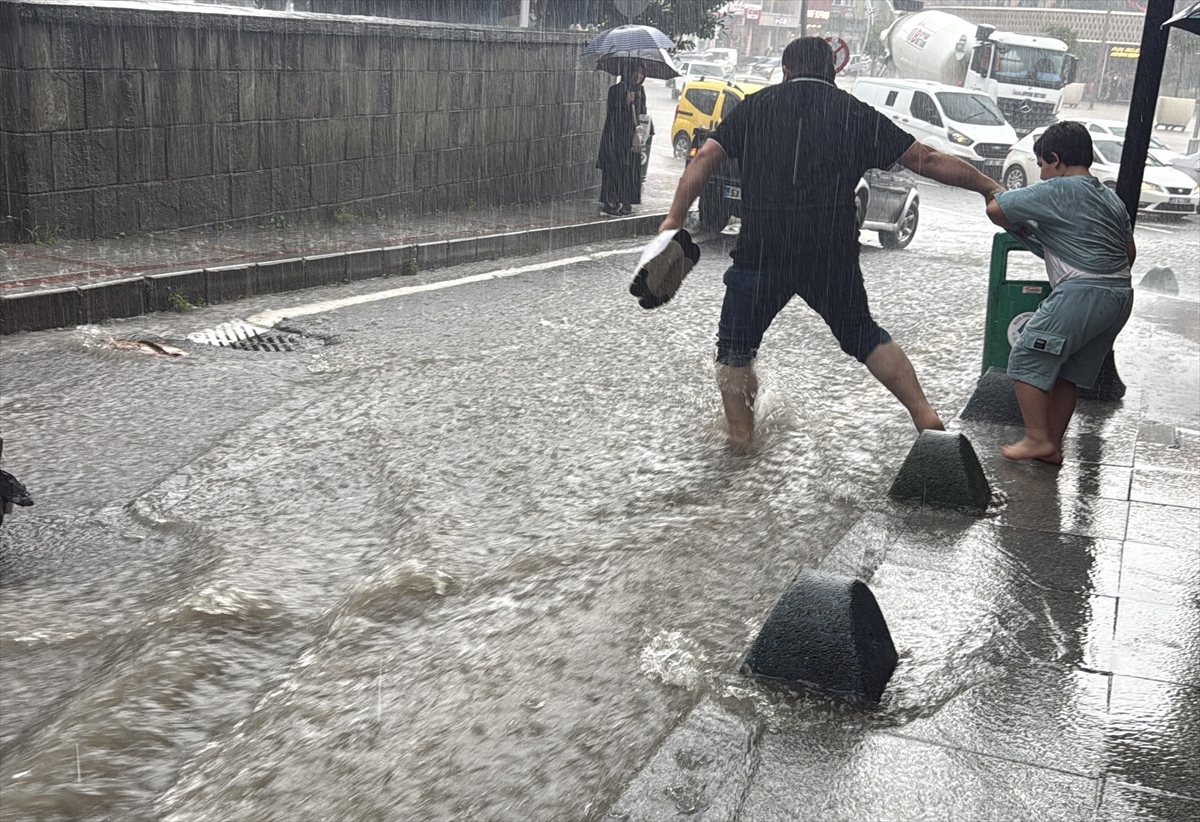 Rize'de sağanak etkili oldu: Cadde ve yollar su altında kaldı