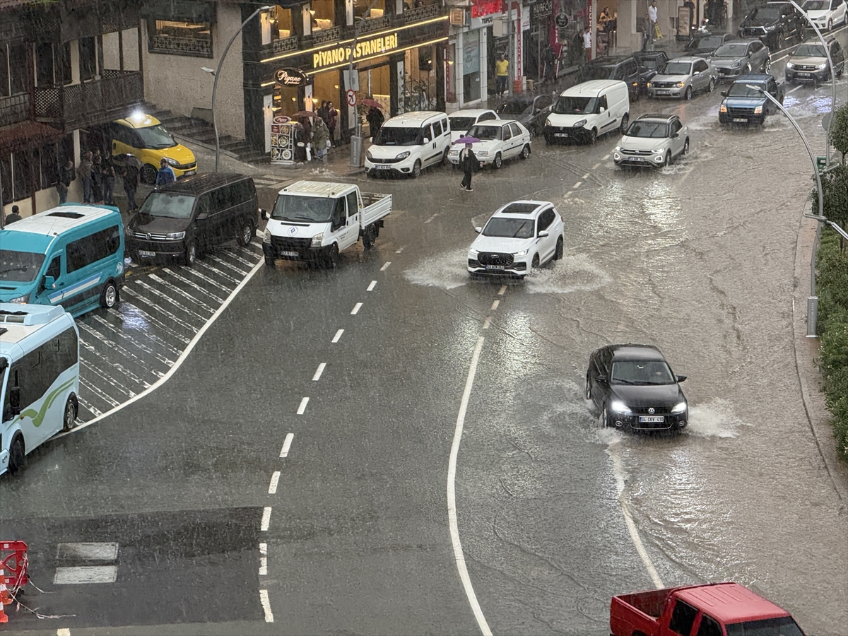 Rize'de sağanak etkili oldu: Cadde ve yollar su altında kaldı