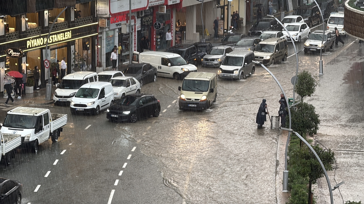 Rize'de sağanak etkili oldu: Cadde ve yollar su altında kaldı