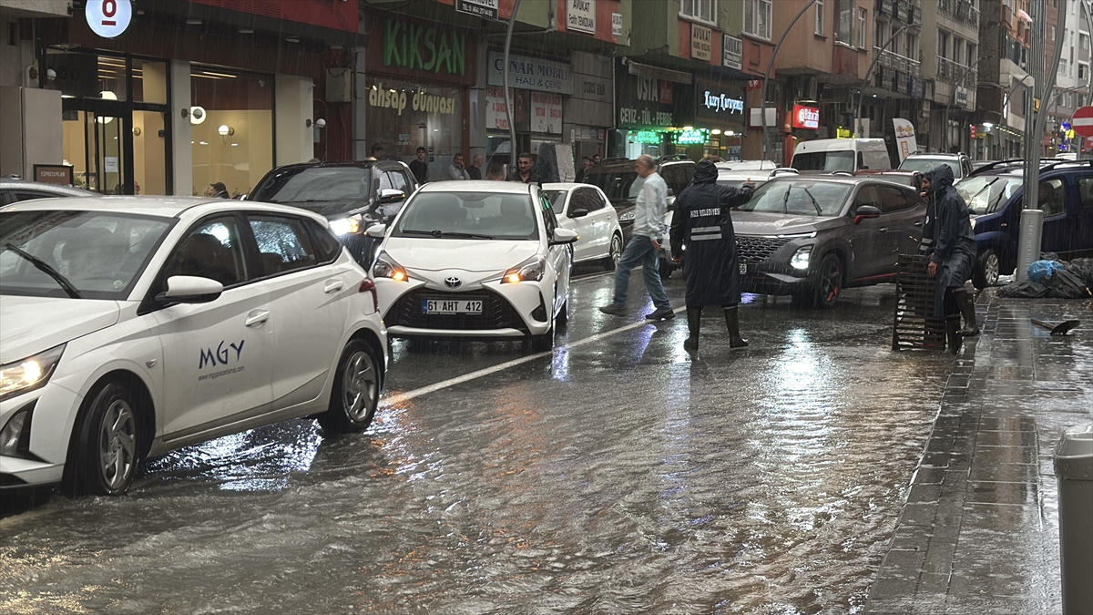 Rize'de sağanak etkili oldu: Cadde ve yollar su altında kaldı