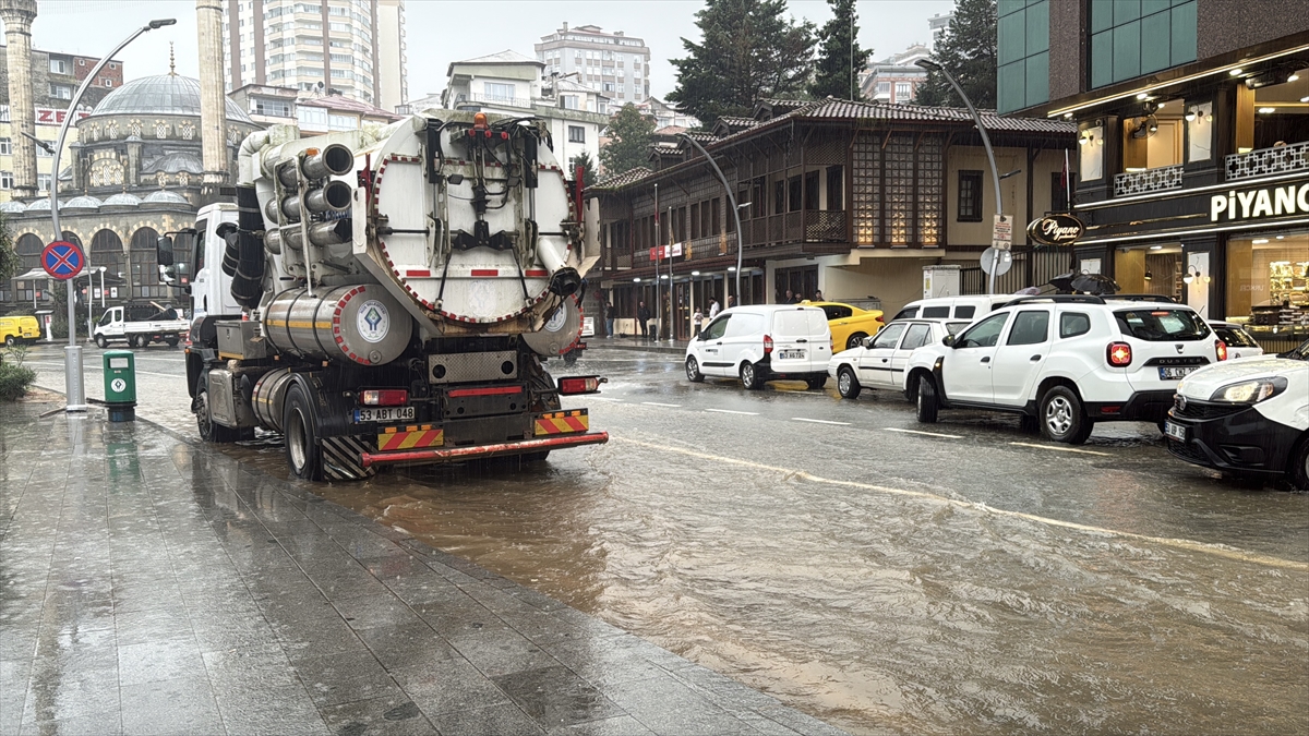 Rize'de sağanak etkili oldu: Cadde ve yollar su altında kaldı