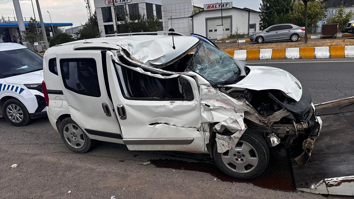 Muş'ta Kaza: Hafif Ticari Araç Tıra Çarptı, 1'i Ağır 3 Yaralı