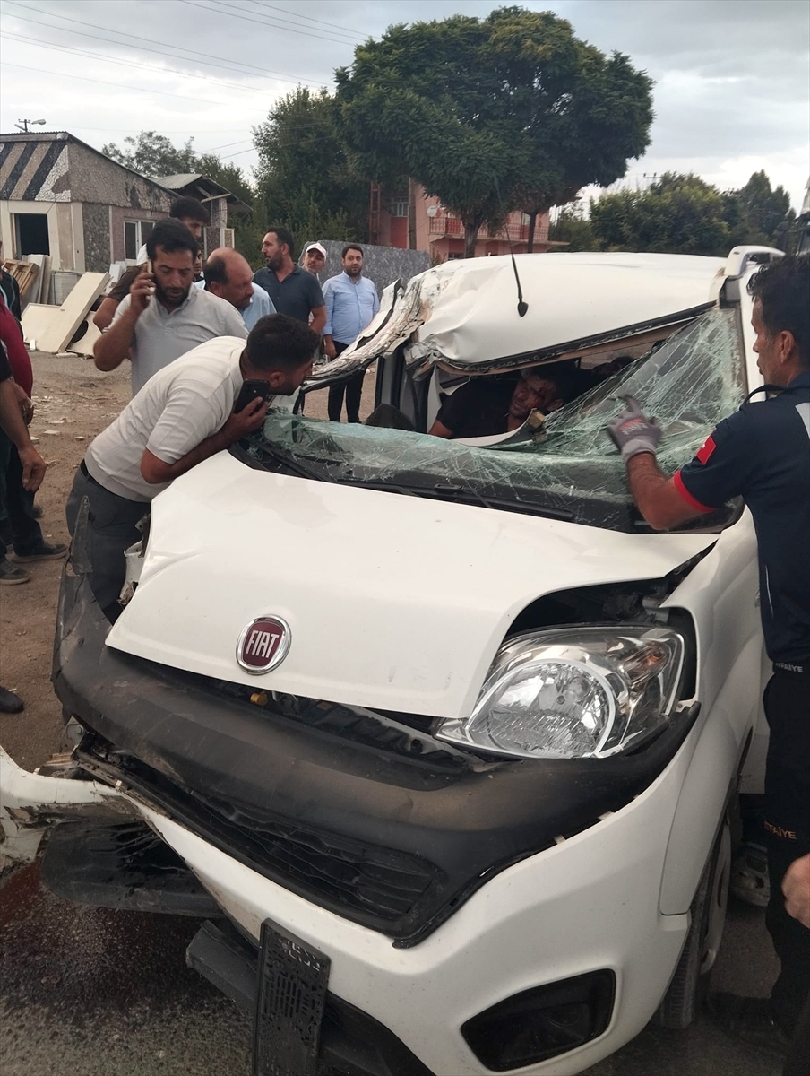 Muş'ta Kaza: Hafif Ticari Araç Tıra Çarptı, 1'i Ağır 3 Yaralı
