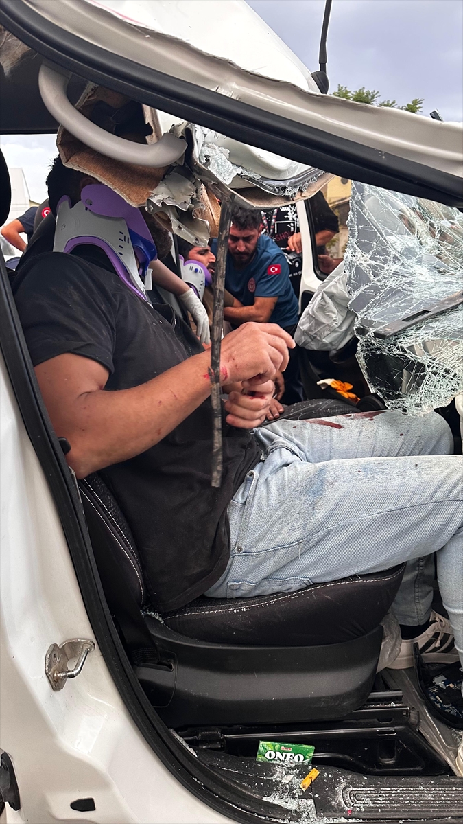 Muş'ta Kaza: Hafif Ticari Araç Tıra Çarptı, 1'i Ağır 3 Yaralı