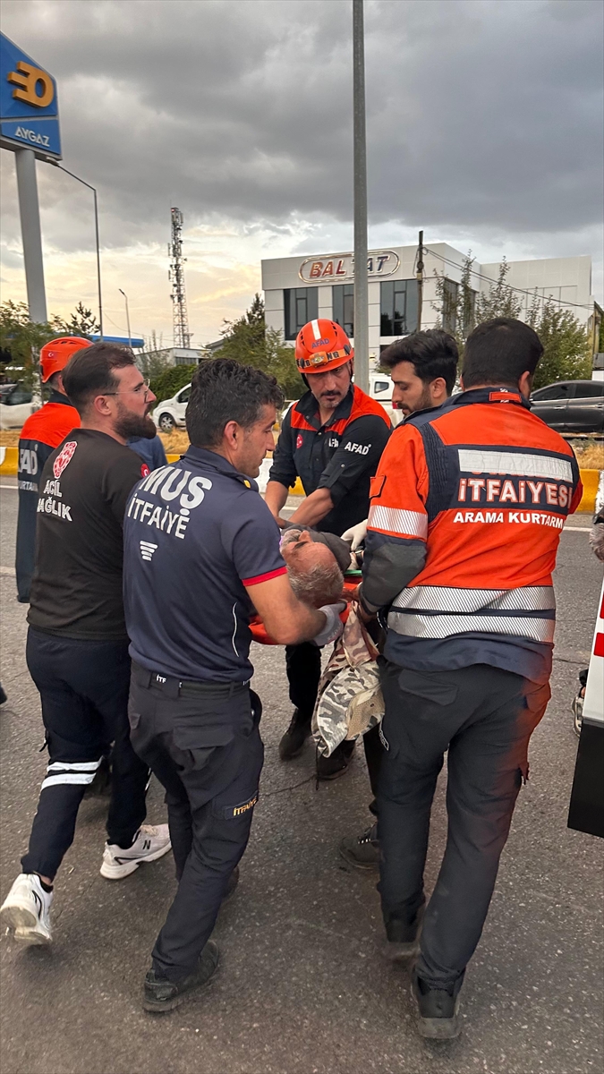 Muş'ta Kaza: Hafif Ticari Araç Tıra Çarptı, 1'i Ağır 3 Yaralı