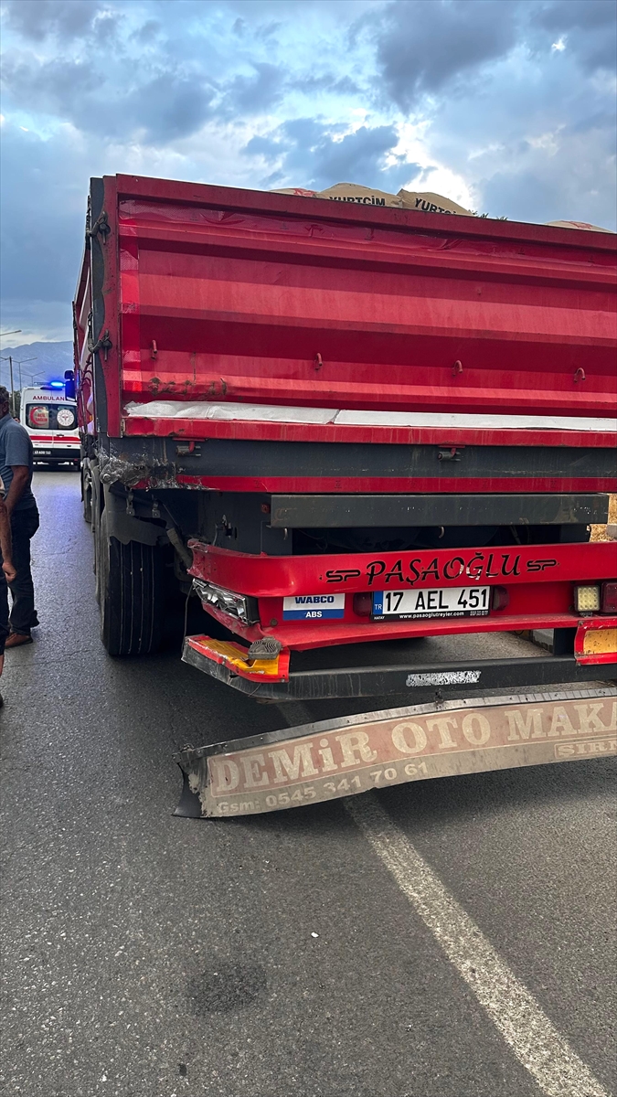 Muş'ta Kaza: Hafif Ticari Araç Tıra Çarptı, 1'i Ağır 3 Yaralı