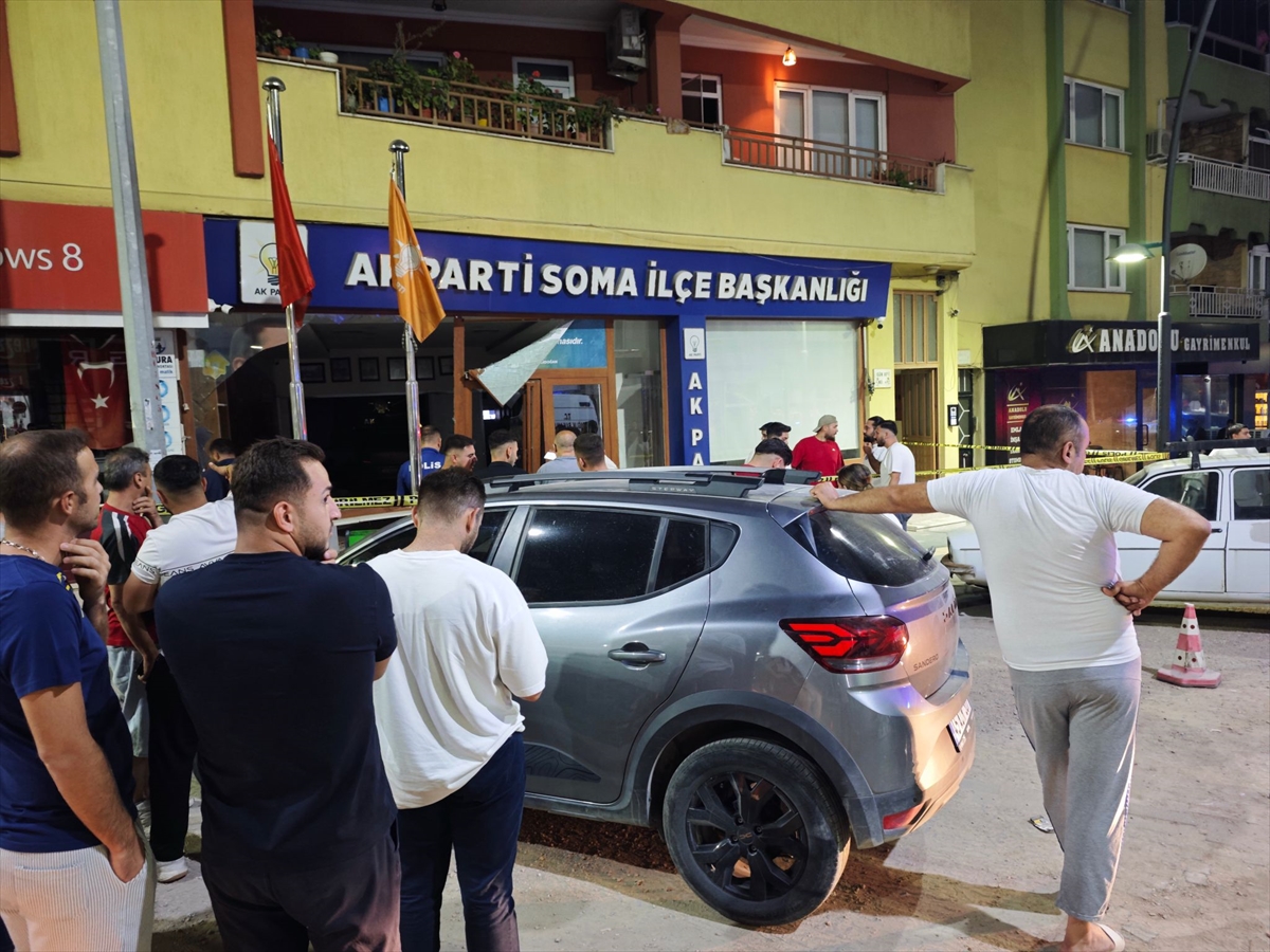 Manisa Soma'da AK Parti binasına otomobil girdi: Sürücü yaralı