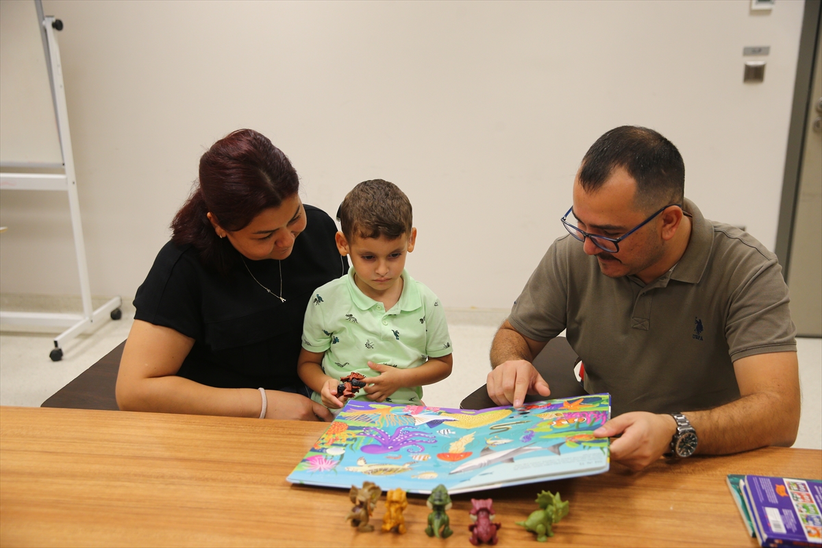 İşitme engelli Alparslan biyonik kulak sayesinde daha rahat duymaya başladı