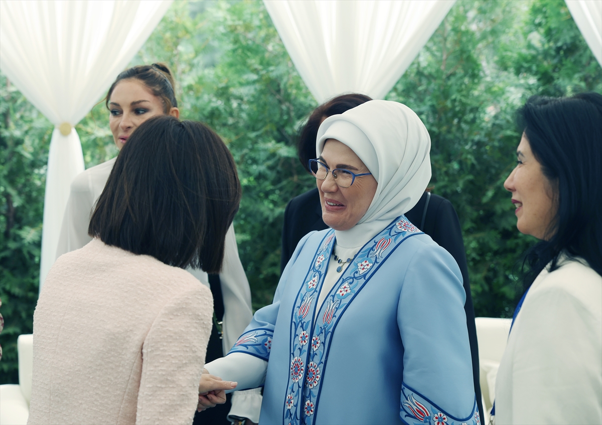 Emine Erdoğan: Kırgızistan'da lider eşleriyle bir araya geldi