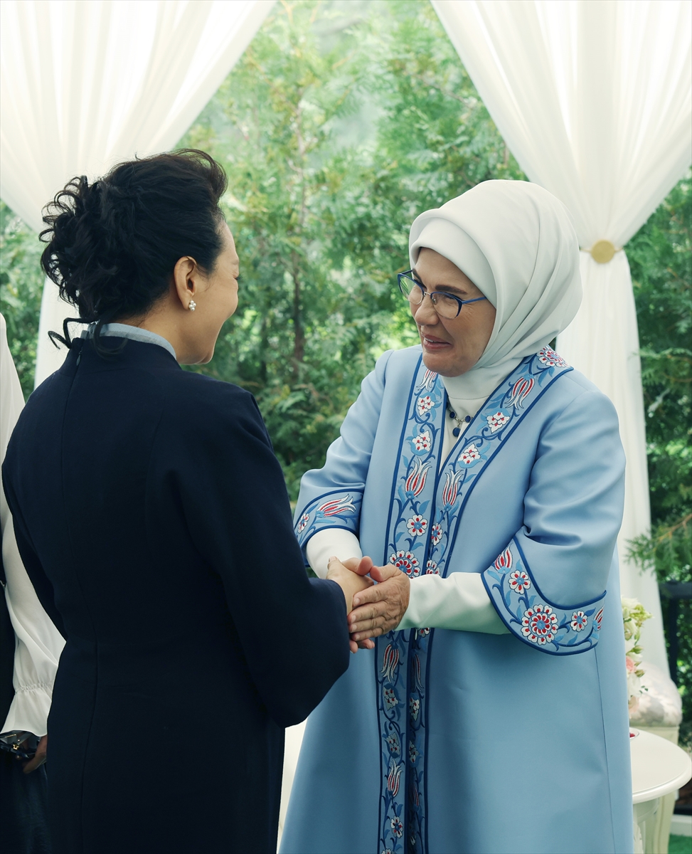 Emine Erdoğan: Kırgızistan'da lider eşleriyle bir araya geldi