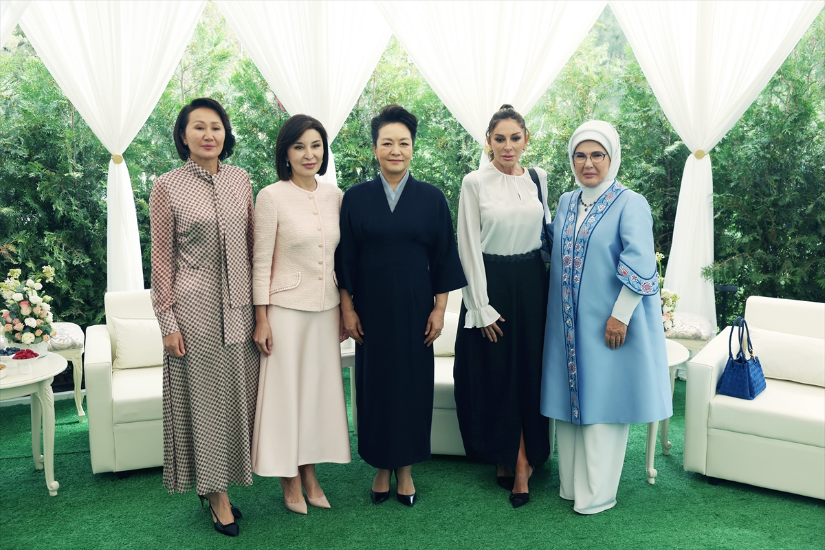 Emine Erdoğan: Kırgızistan'da lider eşleriyle bir araya geldi