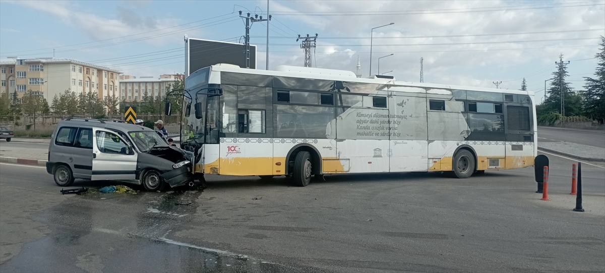 Karaman'da halk otobüsü kazası: 5 kişi yaralandı