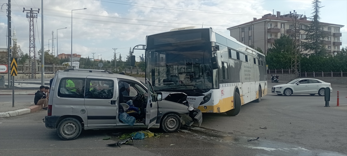 Karaman'da halk otobüsü kazası: 5 kişi yaralandı