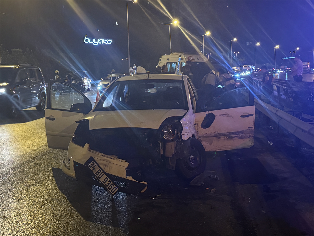 Ümraniye'de zincirleme trafik kazası: 3 yaralı, sürücü kaçtı