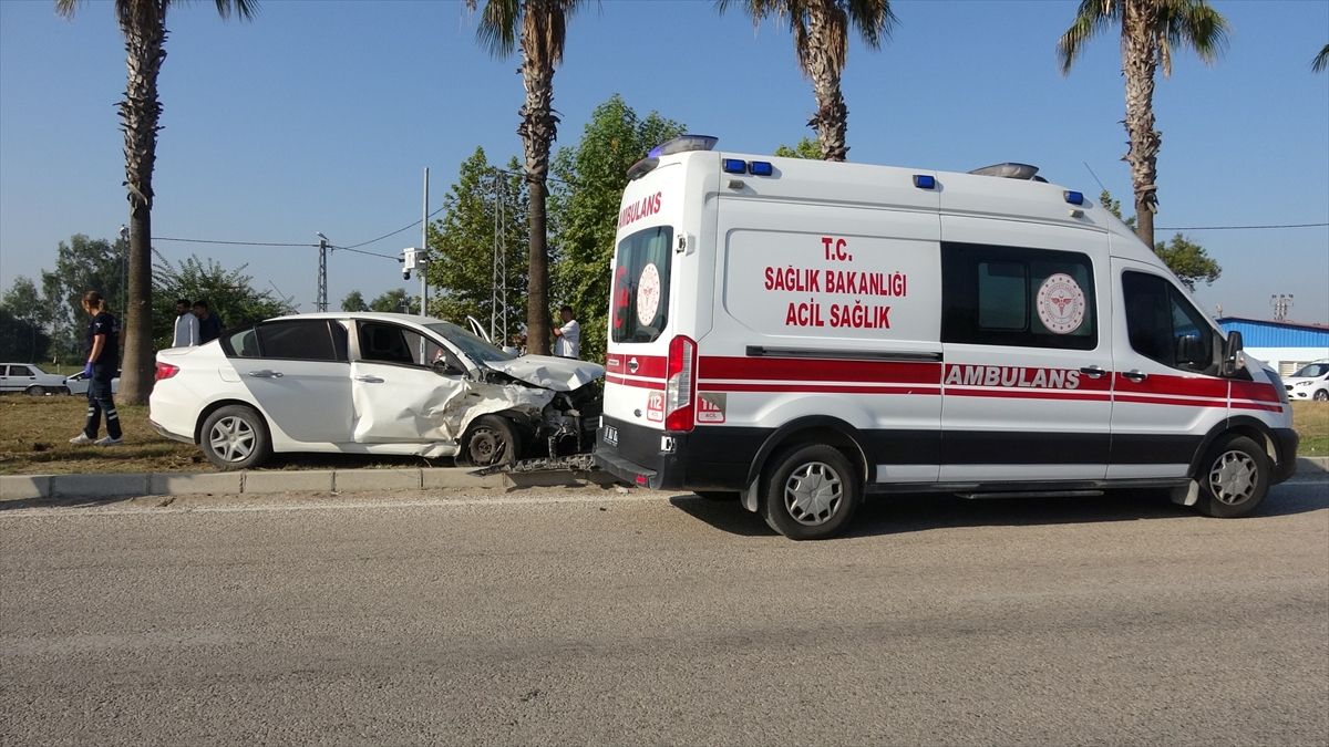 Adana Ceyhan'da trafik kazası: Minibüs devrildi, 1 kişi öldü