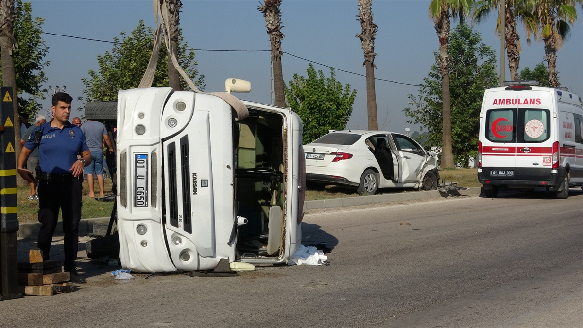Adana Ceyhan'da trafik kazası: Minibüs devrildi, 1 kişi öldü