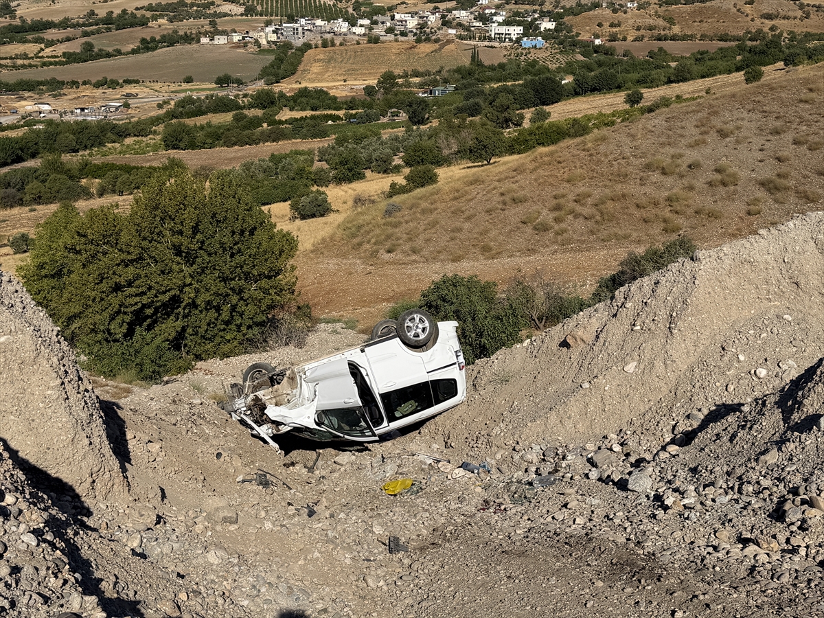 Adıyaman'da şarampole devrilen hafif ticari araçtaki 4 kişi yaralandı