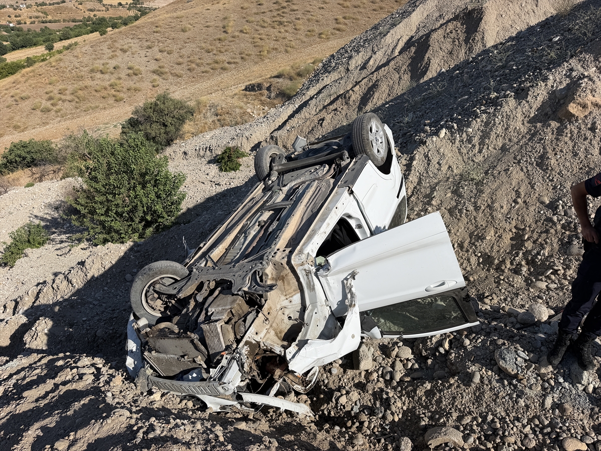 Adıyaman'da şarampole devrilen hafif ticari araçtaki 4 kişi yaralandı