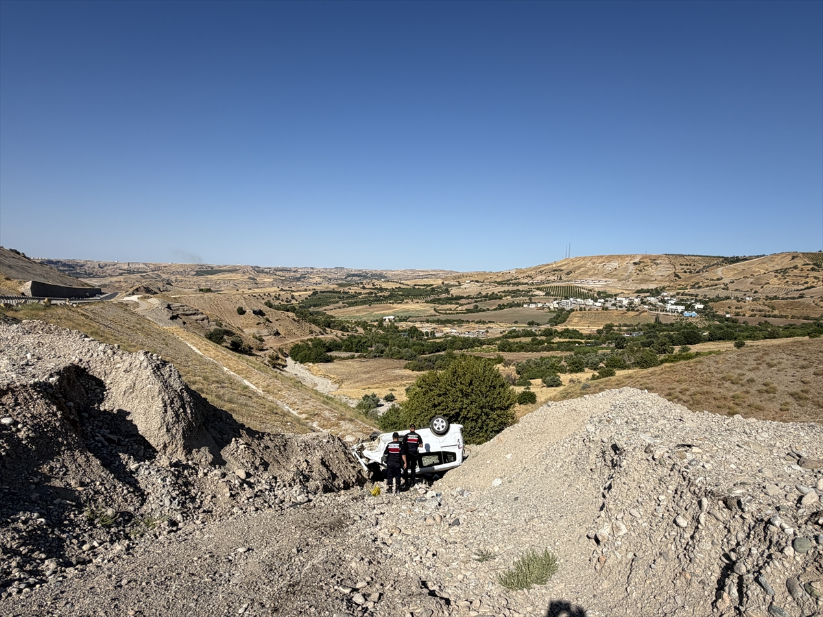 Adıyaman'da şarampole devrilen hafif ticari araçtaki 4 kişi yaralandı