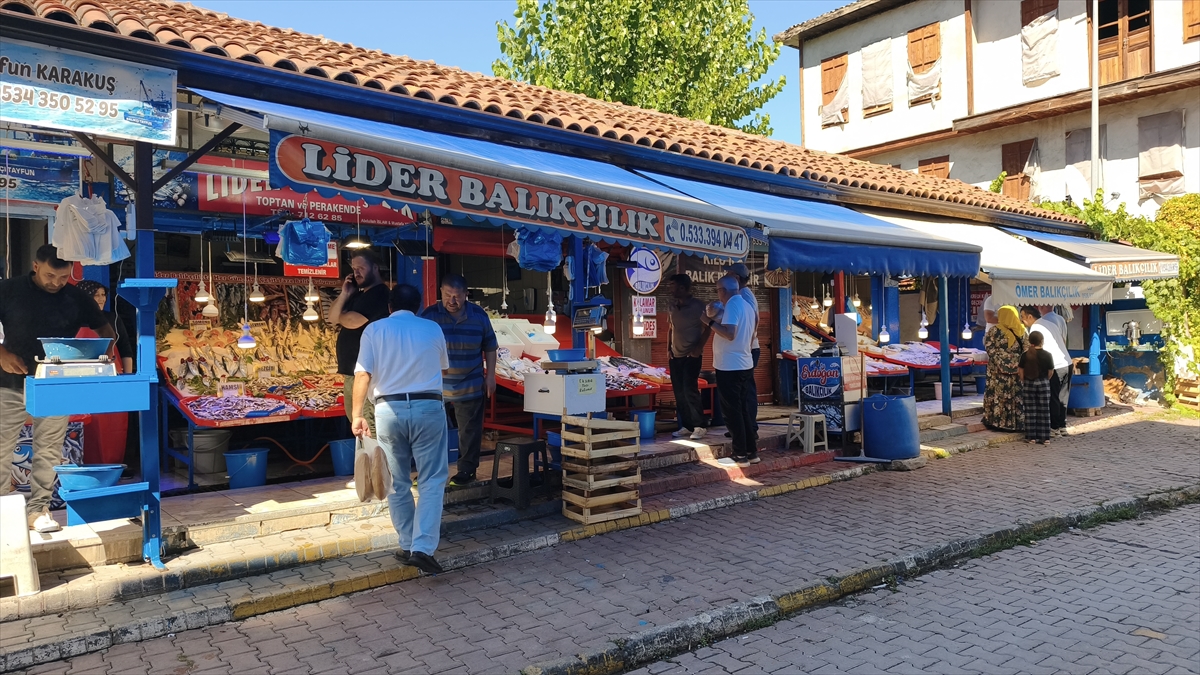 Karadeniz'de bereketli geçen balık avı Karabük'te tezgahları hareketlendirdi