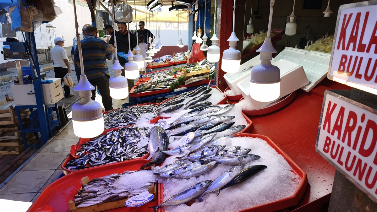 Karadeniz'de bereketli geçen balık avı Karabük'te tezgahları hareketlendirdi