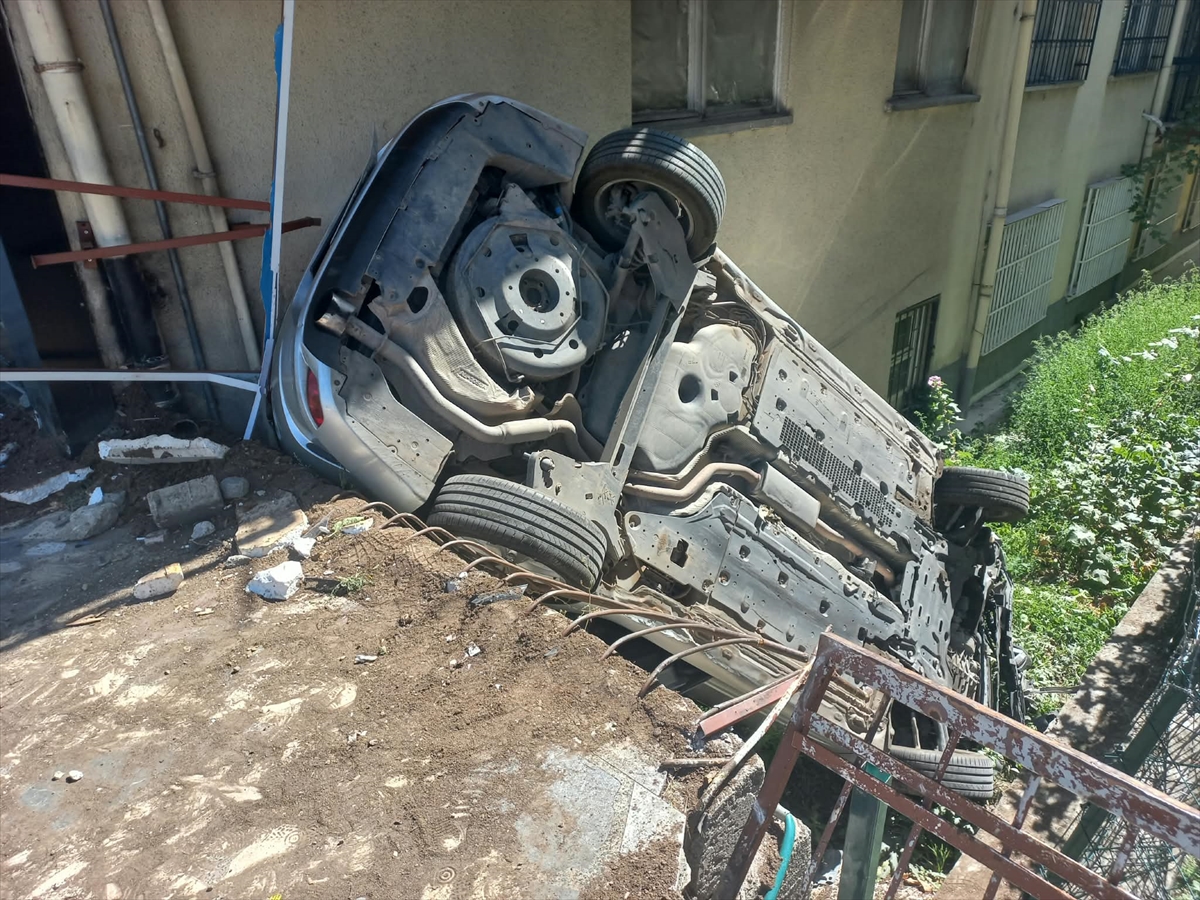 Ankara'da kaza: Otomobil binanın bahçesine düştü, 1 yaralı