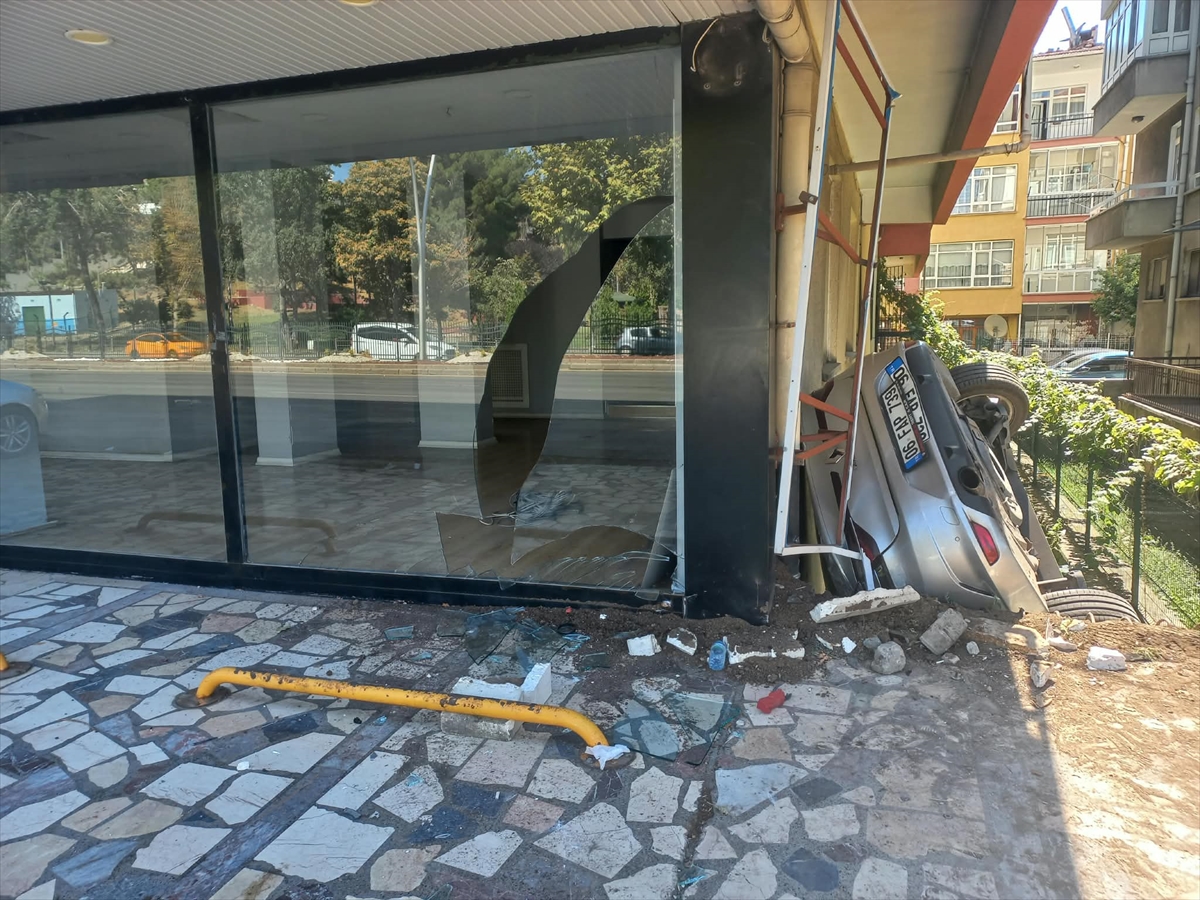 Ankara'da kaza: Otomobil binanın bahçesine düştü, 1 yaralı