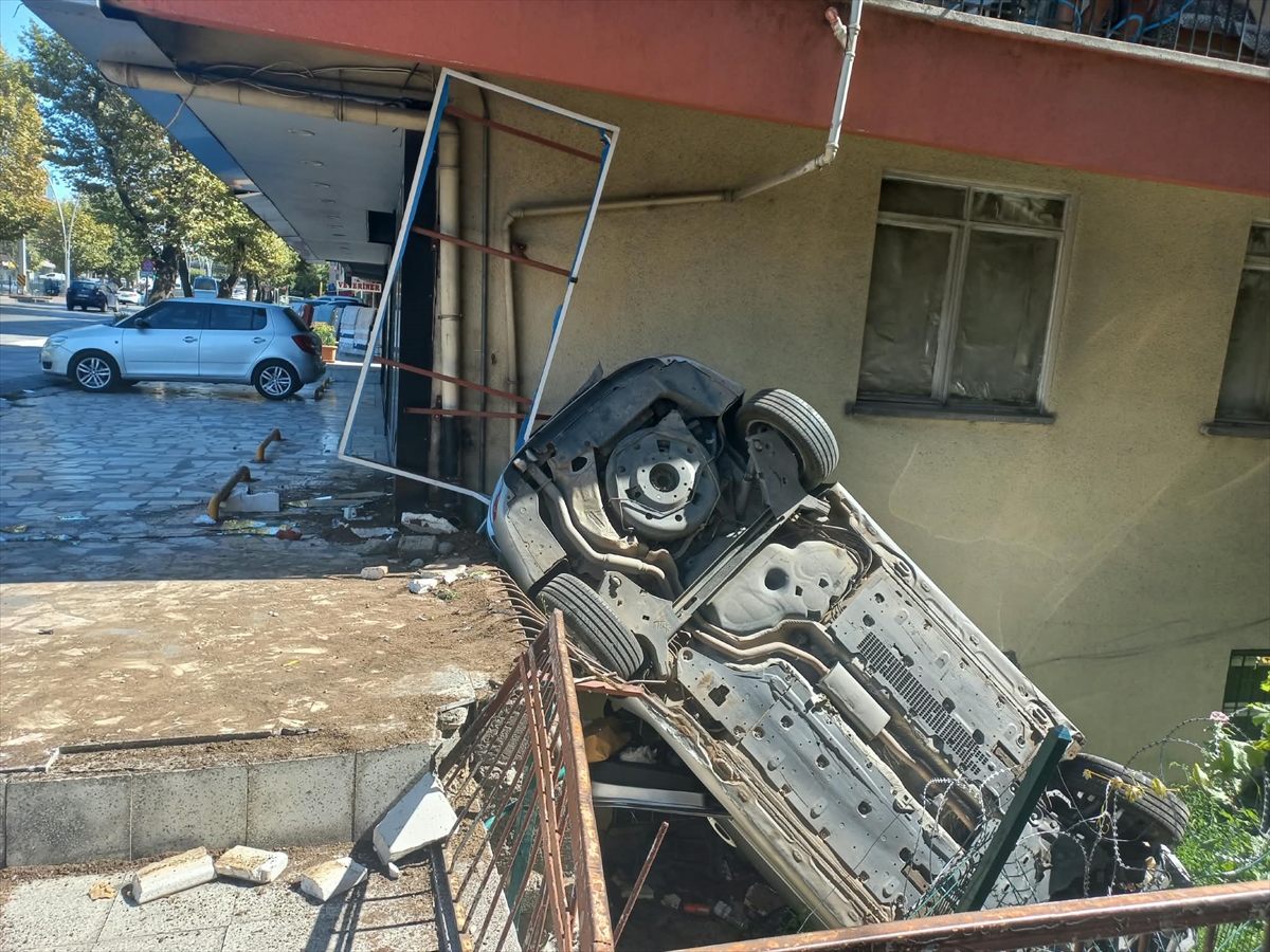 Ankara'da kaza: Otomobil binanın bahçesine düştü, 1 yaralı