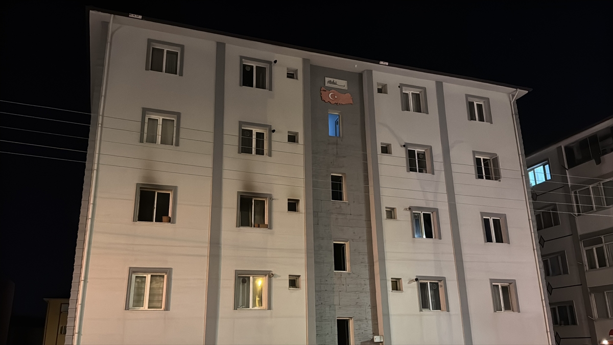 Karabük'te apartman yangını: 2 kişi dumandan etkilendi