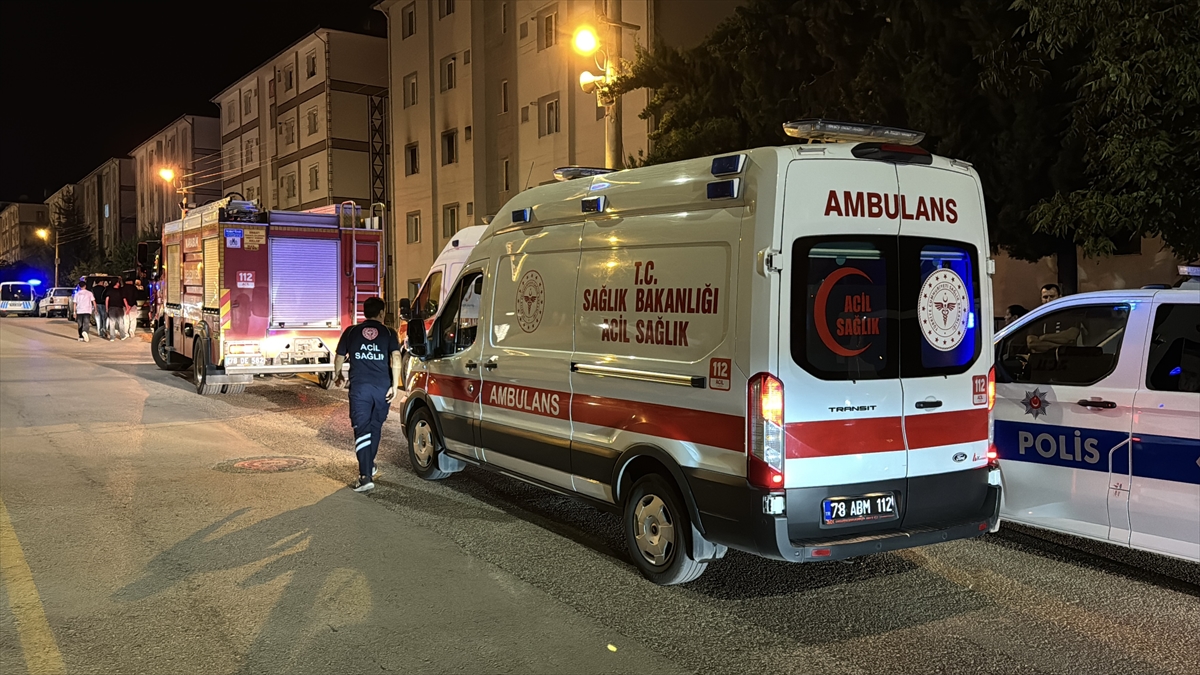 Karabük'te apartman yangını: 2 kişi dumandan etkilendi