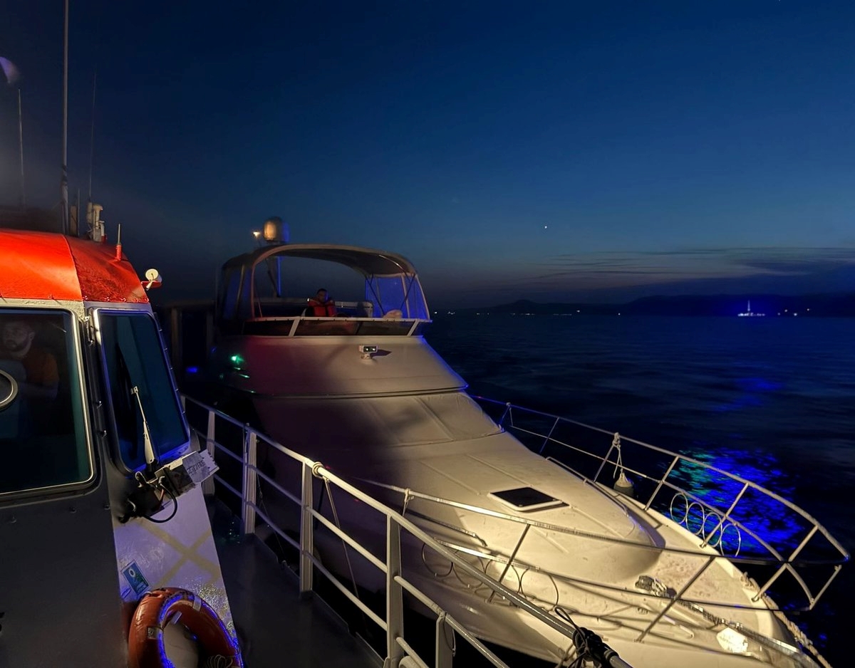 Çanakkale Boğazı'nda makine arızası yaşayan tekne kurtarıldı