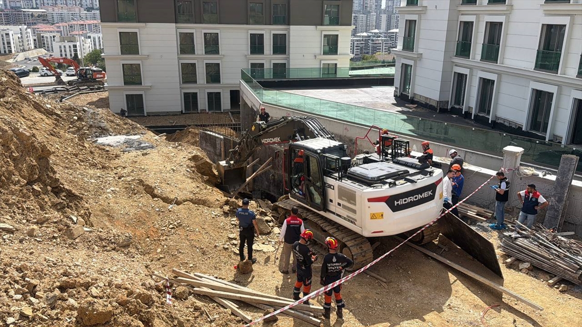 GÜNCELLEME - Başakşehir'de inşaat alanında göçük altında kalan 2 işçiden 1'i öldü