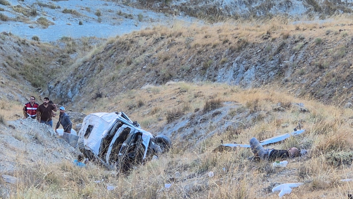 Elazığ Keban'da Feci Kaza: Minibüs Şarampole Devrildi, 13 Yaralı