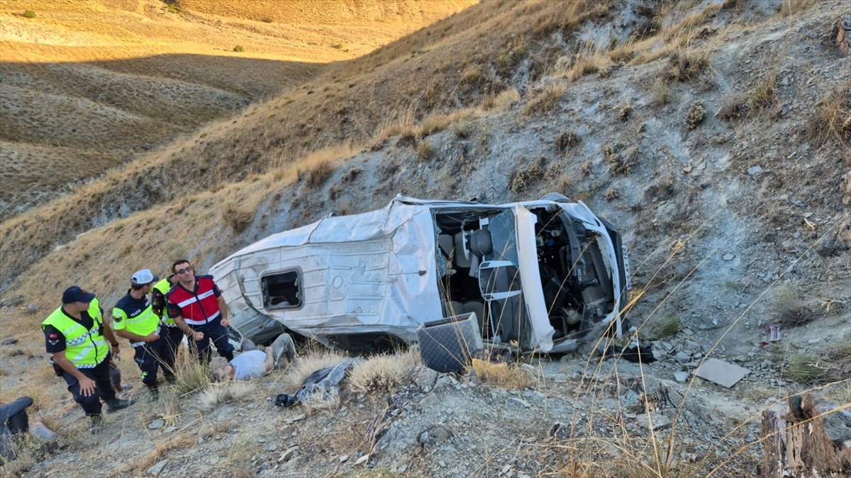 Elazığ Keban'da Feci Kaza: Minibüs Şarampole Devrildi, 13 Yaralı