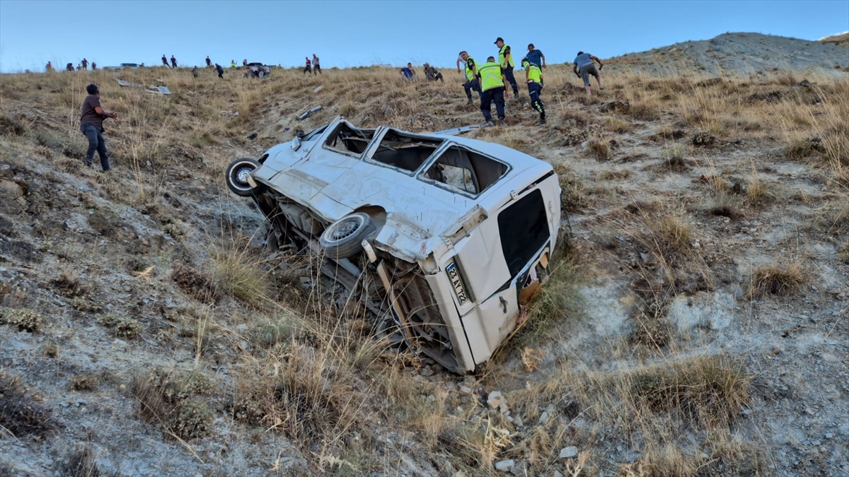 Elazığ Keban'da Feci Kaza: Minibüs Şarampole Devrildi, 13 Yaralı