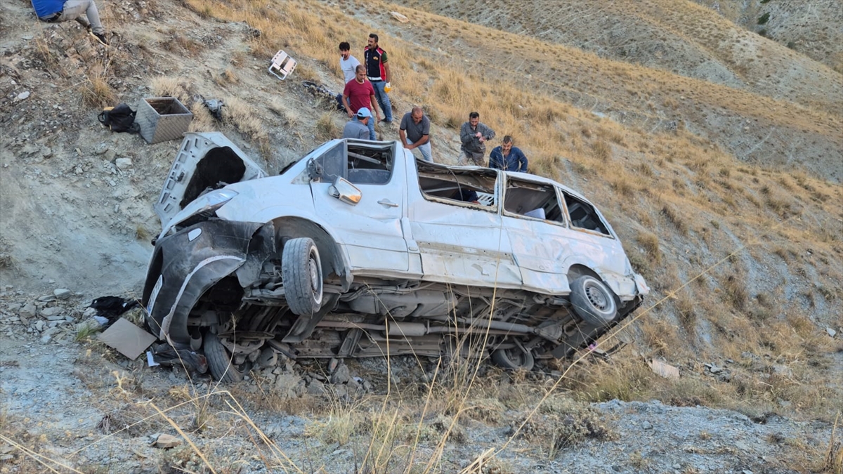 Elazığ Keban'da Feci Kaza: Minibüs Şarampole Devrildi, 13 Yaralı