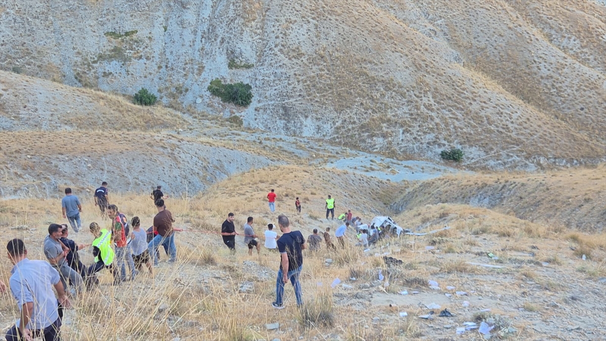 Elazığ Keban'da Feci Kaza: Minibüs Şarampole Devrildi, 13 Yaralı