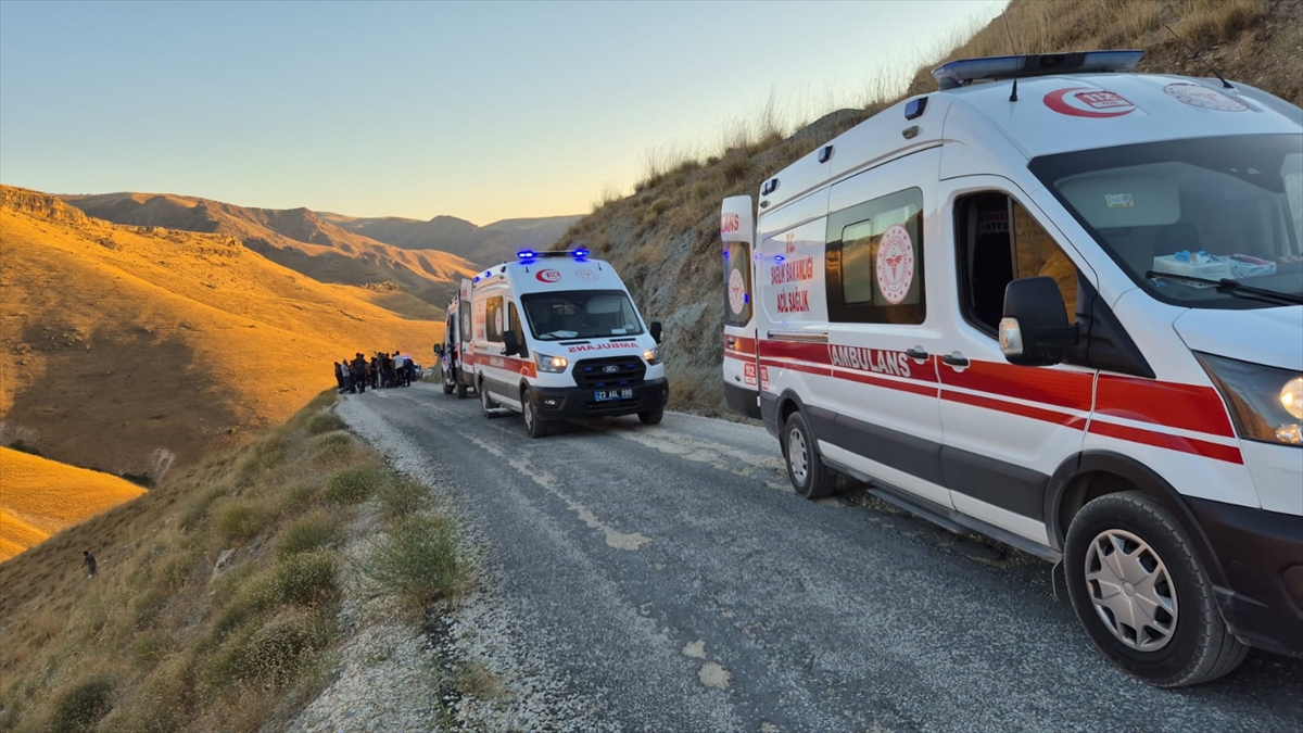 Elazığ Keban'da Feci Kaza: Minibüs Şarampole Devrildi, 13 Yaralı