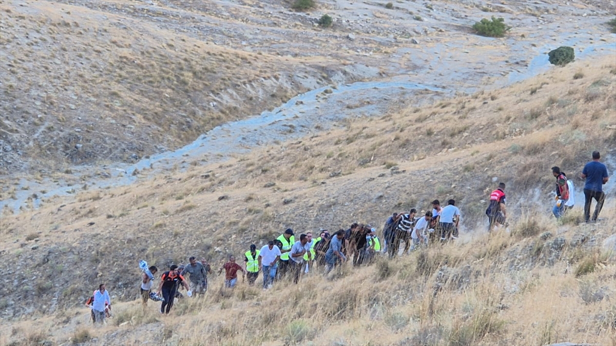 Elazığ Keban'da Feci Kaza: Minibüs Şarampole Devrildi, 13 Yaralı