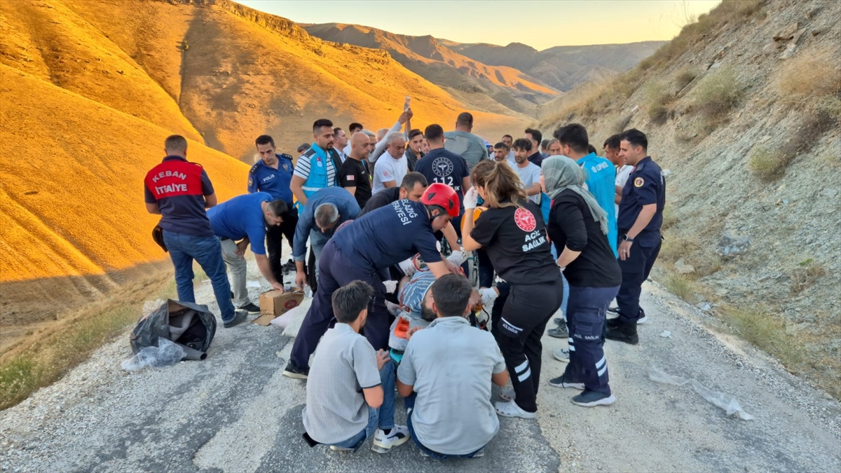 Elazığ Keban'da Feci Kaza: Minibüs Şarampole Devrildi, 13 Yaralı