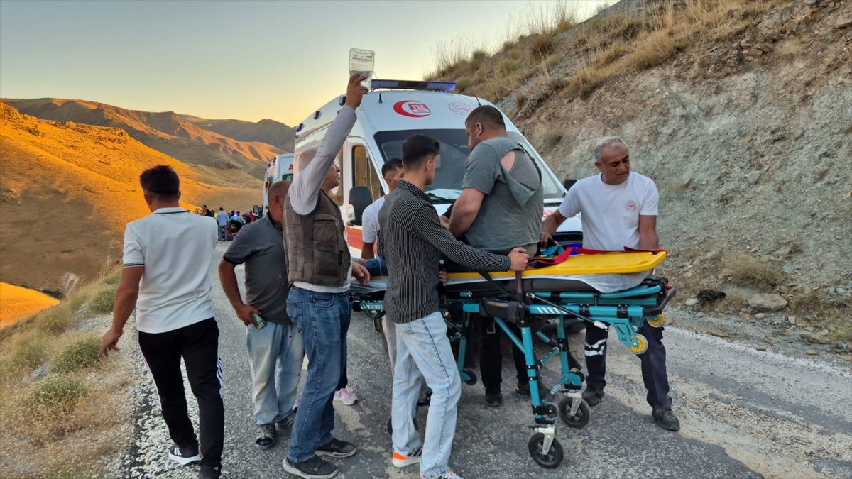 Elazığ Keban'da Feci Kaza: Minibüs Şarampole Devrildi, 13 Yaralı